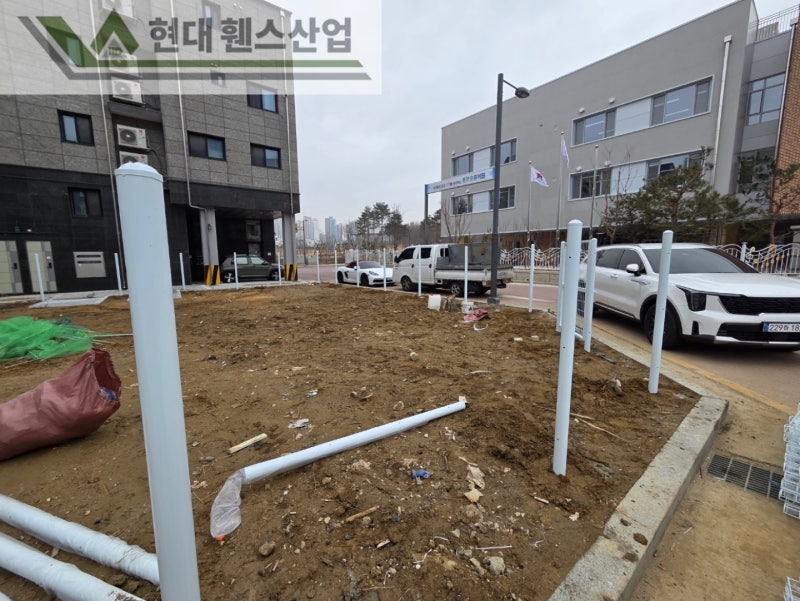 평택휀스 펜스 울타리 - 평택시 고덕동에 위치한 나대지 경계에 메쉬휀스를 시공한 현장을 소개합니다.