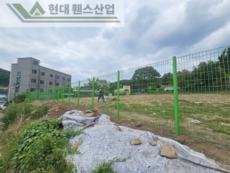 아산휀스 펜스 울타리 - 아산시 탕정면에 위치한 공터에 경계용 메쉬휀스를 시공한 현장을 소개합니다. 아산휀스 펜스 울타리 - 아산시 탕정면에 위치한 공터에 경계용 메쉬휀스를 시공한 현장을 소개합니다.