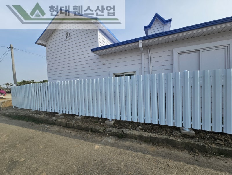 여주휀스 펜스 울타리 - 여주시 점동면에 위치한 키즈카페 예정지에 합성목재 가림막휀스와 차폐휀스를 설치한 현장을 소개합니다. Vo.2 여주휀스 펜스 울타리 - 여주시 점동면에 위치한 키즈카페 예정지에 합성목재 가림막휀스와 차폐휀스를 설치한 현장을 소개합니다. Vo.2