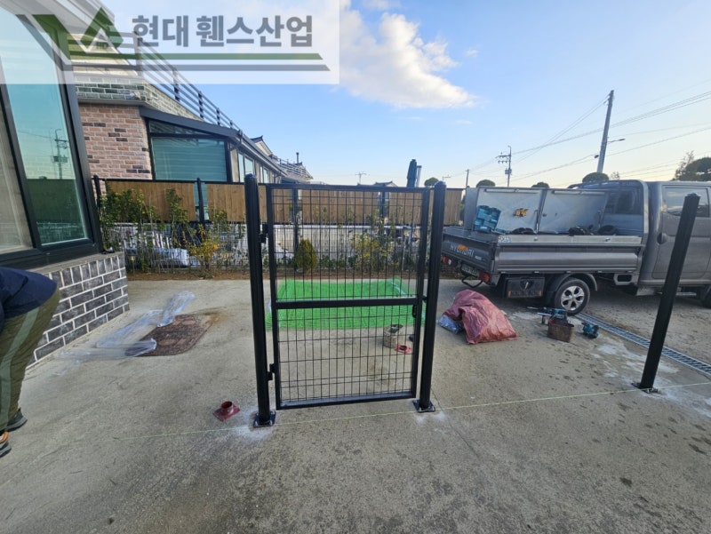 제부도휀스 펜스 울타리 - 제부도에 위치한 독채 펜션에 휀스를 이용해서 강아지울타리를 만든 현장을 소개합니다. 제부도휀스 펜스 울타리 - 제부도에 위치한 독채 펜션에 휀스를 이용해서 강아지울타리를 만든 현장을 소개합니다.