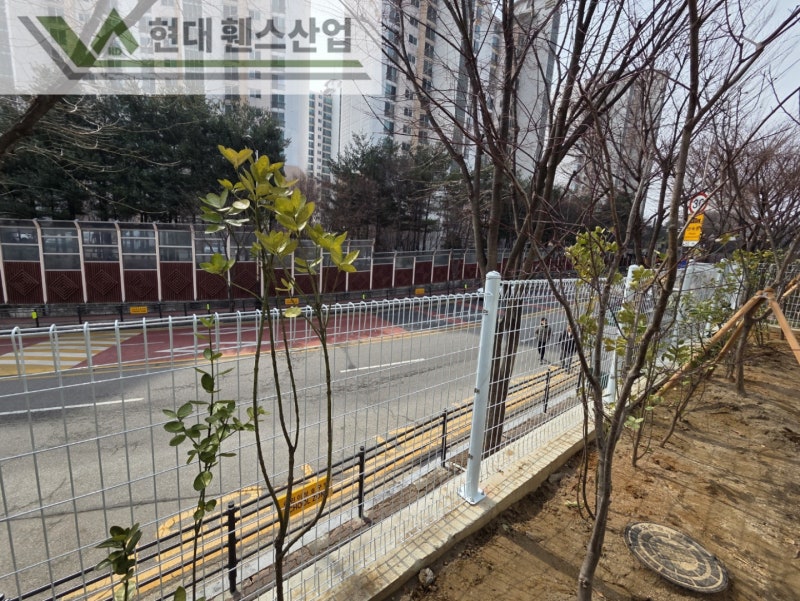 평택휀스 펜스 울타리 - 평택시 비전동에 위치한 신축 주택 경계에 추락방지용 메쉬휀스를 시공한 현장을 소개합니다.