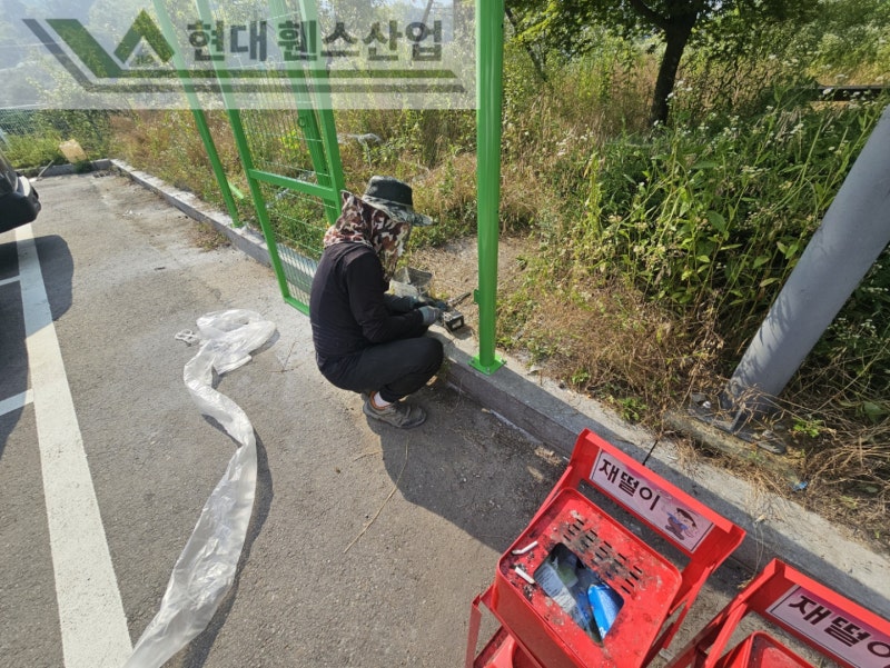 평택휀스 펜스 울타리 - 평택시 송탄읍에 위치한 택배 물류창고 뒤편에 출입방지용 메쉬휀스를 설치한 현장을 소개합니다.