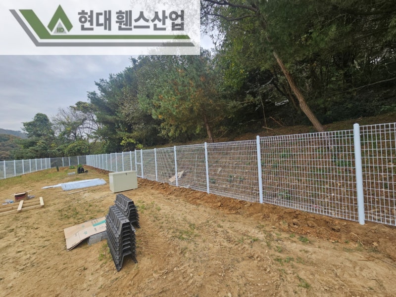 안성휀스 펜스 울타리 - 안성시 아양동에 위치한 나대지에 경계용 메쉬휀스를 시공한 현장을 소개합니다. 안성휀스 펜스 울타리 - 안성시 아양동에 위치한 나대지에 경계용 메쉬휀스를 시공한 현장을 소개합니다.
