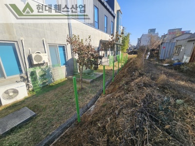 아산휀스 펜스 울타리 - 아산시 배방읍에 위치한 교회 건물 뒤편에 경계용 메쉬휀스를 시공한 현장을 소개합니다.