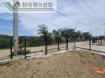 화성휀스 펜스 울타리 - 화성시 전곡항 부근 펜션단지에 경계용 메쉬휀스를 설치한 현장을 소개합니다. 화성휀스 펜스 울타리 - 화성시 전곡항 부근 펜션단지에 경계용 메쉬휀스를 설치한 현장을 소개합니다.