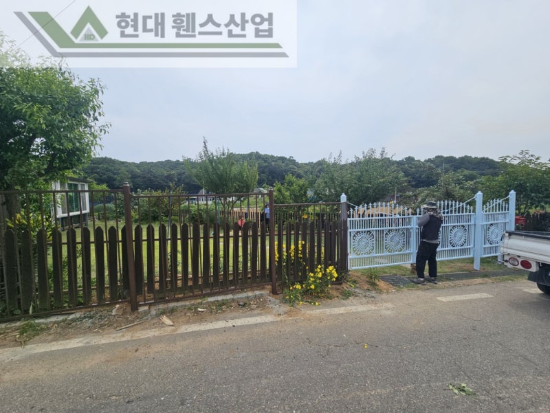 천안휀스 펜스 울타리 - 천안시 성환읍에 위치한 시골마을 집 담장에 베이직휀스를 설치한 현장을 소개합니다. 천안휀스 펜스 울타리 - 천안시 성환읍에 위치한 시골마을 집 담장에 베이직휀스를 설치한 현장을 소개합니다.