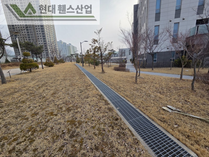 제천휀스 펜스 울타리 - 제천군 세무서 경계에 베이직C형휀스를 시공한 현장을 소개합니다.
