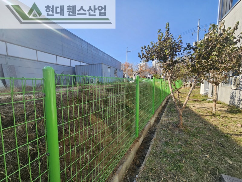 아산휀스 펜스 울타리 - 아산시 배방읍에 위치한 교회 건물 뒤편에 경계용 메쉬휀스를 시공한 현장을 소개합니다.