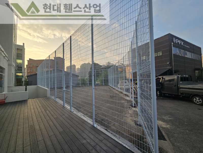성남휀스 펜스 울타리 - 성남시 수정구에 위치한 영어 유치원에 메쉬휀스 4.0m(2.0+2.0)*2단 휀스를 시공한 현장을 소개합니다.