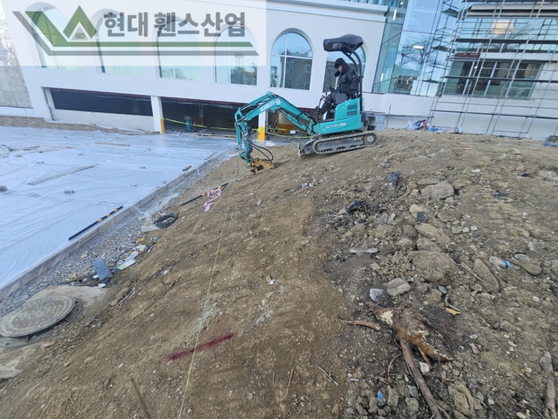 오산휀스 펜스 울타리 - 오산시 지곶동에 위치한 신축 건물에 경계용 메쉬휀스를 시공한 현장을 소개합니다.