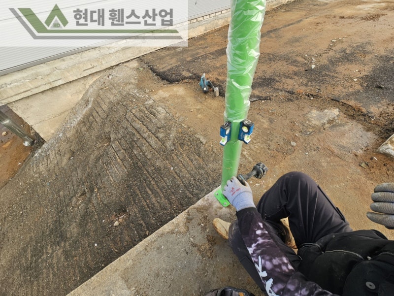 당진휀스 펜스 울타리 - 당진시 원당동에 위치한 공장 경계에 설치된 오래된 울타리를 철거하고 새롭게 시공해드린 현장을 소개합니다.