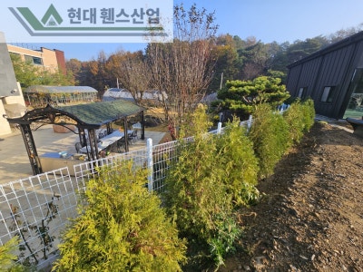 수원휀스 펜스 울타리 - 수원시 권선구 고색동에 위치한 신축 건물 경계에 추락방지용 메쉬휀스를 시공한 현장을 소개합니다.