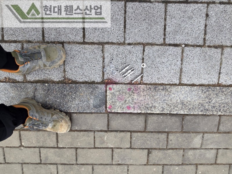 부평휀스 펜스 울타리 - 부평시 삼송동에 위치한 교회 건물 주차장에 경계용 베이직휀스를 시공한 현장을 소개합니다. 부평휀스 펜스 울타리 - 부평시 삼송동에 위치한 교회 건물 주차장에 경계용 베이직휀스를 시공한 현장을 소개합니다.