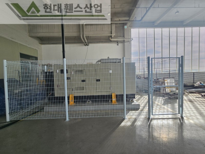 아산휀스 펜스 울타리 - 아산시 배방읍에 위치한 물류창고 내에 전자기 배전함 패드에 메쉬휀스를 설치한 현장을 소개합니다.