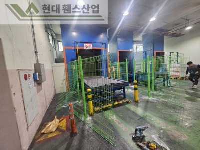 평택휀스 펜스 울타리 - 평택시에 위치한 물류창고에 있는 컨베이어벨트 주변에 위험방지용 메쉬휀스를 설치한 현장을 소개합니다.