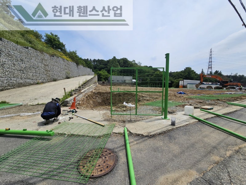 여주휀스 펜스 울타리 - 여주시 우만동에 위치한 연수원 건물 예정지에 메쉬휀스를 설치한 현장을 소개합니다.