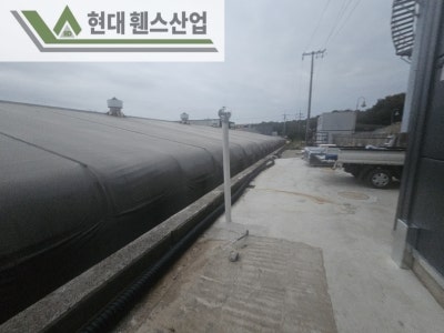 천안휀스 펜스 울타리 - 천안시 신방동에 위치한 공장 경계 옹벽에 메쉬휀스를 시공한 현장을 소개합니다. 천안휀스 펜스 울타리 - 천안시 신방동에 위치한 공장 경계 옹벽에 메쉬휀스를 시공한 현장을 소개합니다.