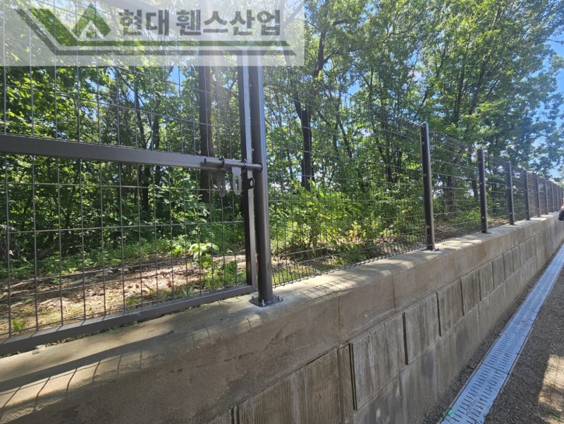 천안휀스 펜스 울타리 - 천안시 성거읍에 위치한 고급 전원주택에 경계용 메쉬휀스를 설치한 현장을 소개합니다.