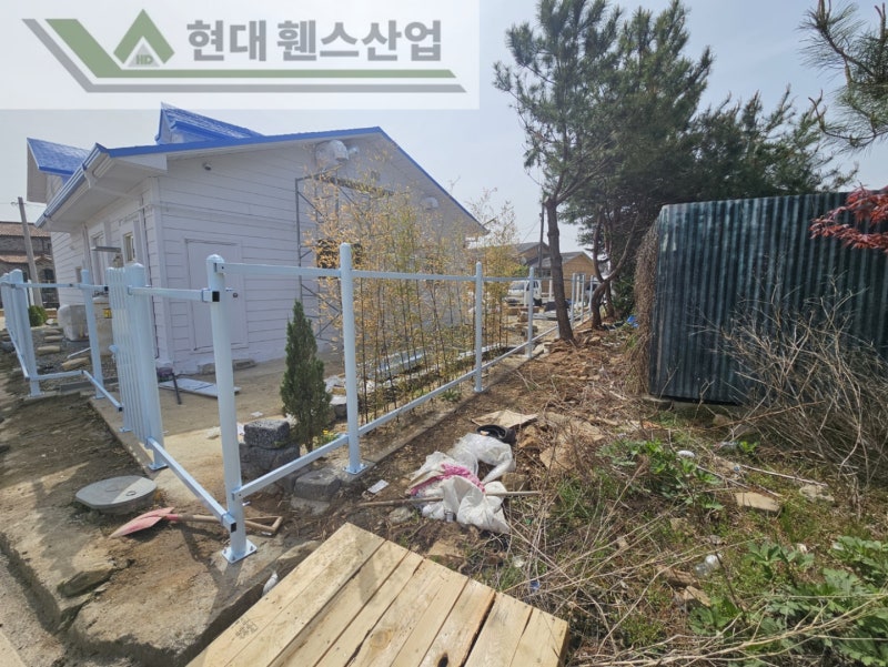 여주휀스 펜스 울타리 - 여주시 점동면에 위치한 키즈카페 예정지에 합성목재 가림막휀스와 차폐휀스를 설치한 현장을 소개합니다. Vo.2 여주휀스 펜스 울타리 - 여주시 점동면에 위치한 키즈카페 예정지에 합성목재 가림막휀스와 차폐휀스를 설치한 현장을 소개합니다. Vo.2