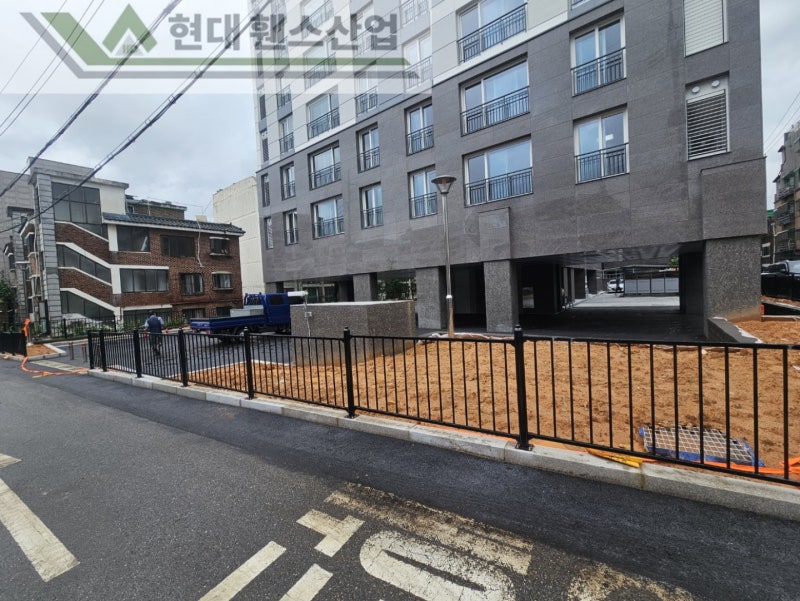 부천휀스 펜스 울타리 - 부천시 원종동에 위치한 신규 재건축 아파트 경계에 베이직 A형 휀스를 설치한 현장을 소개합니다. 부천휀스 펜스 울타리 - 부천시 원종동에 위치한 신규 재건축 아파트 경계에 베이직 A형 휀스를 설치한 현장을 소개합니다.