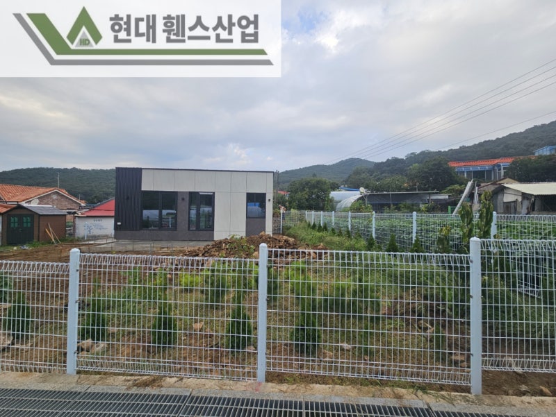 강화휀스 펜스 울타리 - 강화도에 위치한 전원주택 경계에 메쉬휀스를 시공한 현장을 소개합니다. 강화휀스 펜스 울타리 - 강화도에 위치한 전원주택 경계에 메쉬휀스를 시공한 현장을 소개합니다.