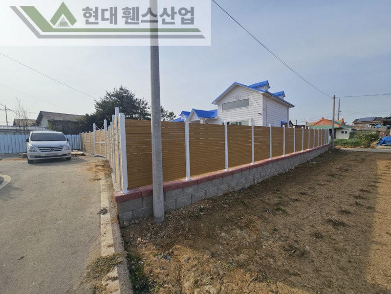 여주휀스 펜스 울타리 - 여주시 점동면에 위치한 키즈카페 예정지에 합성목재 가림막휀스와 차폐휀스를 설치한 현장을 소개합니다. Vo.1