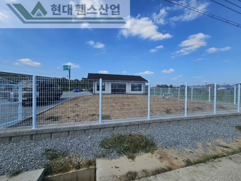 천안휀스 펜스 울타리 - 천안시 성환읍에 위치한 전원 주택에 경계용 메쉬휀스를 시공한 현장을 소개합니다. 천안휀스 펜스 울타리 - 천안시 성환읍에 위치한 전원 주택에 경계용 메쉬휀스를 시공한 현장을 소개합니다.