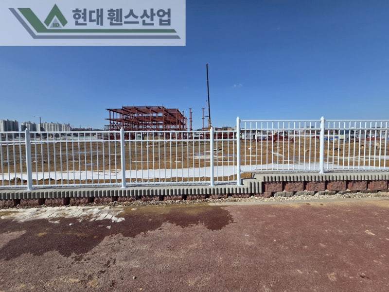평택휀스 펜스 울타리 - 평택시 칠괴동에 위치한 브레인시티 신도시 부근 일반산업단지 부지 경계에 베이직 C형휀스를 시공한 현장을 소개합니다.