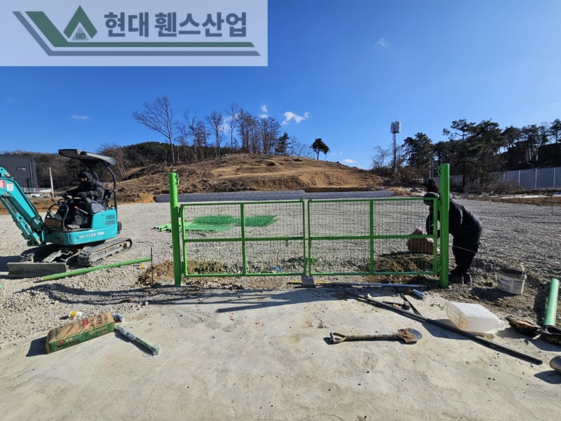 아산휀스 펜스 울타리 - 아산시 영인면에 위치한 나대지에 경계용 메쉬휀스를 시공한 현장을 소개합니다. 아산휀스 펜스 울타리 - 아산시 영인면에 위치한 나대지에 경계용 메쉬휀스를 시공한 현장을 소개합니다.