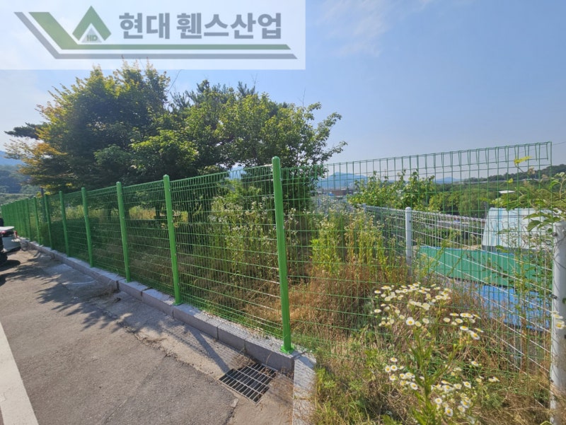 평택휀스 펜스 울타리 - 평택시 송탄읍에 위치한 택배 물류창고 뒤편에 출입방지용 메쉬휀스를 설치한 현장을 소개합니다.