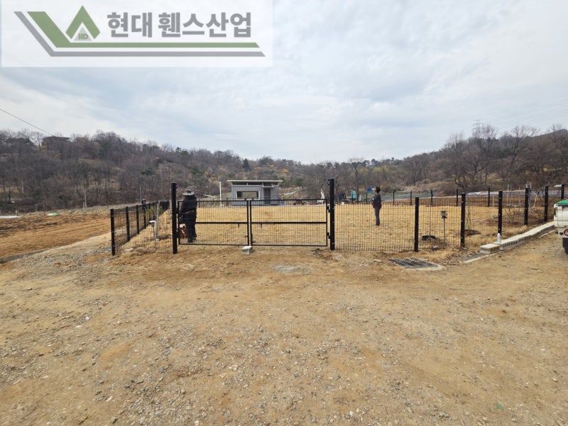 아산휀스 펜스 울타리 - 아산시 배방읍에 위치한 농막주택 경계에 메쉬휀스를 시공한 현장을 소개합니다. 아산휀스 펜스 울타리 - 아산시 배방읍에 위치한 농막주택 경계에 메쉬휀스를 시공한 현장을 소개합니다.