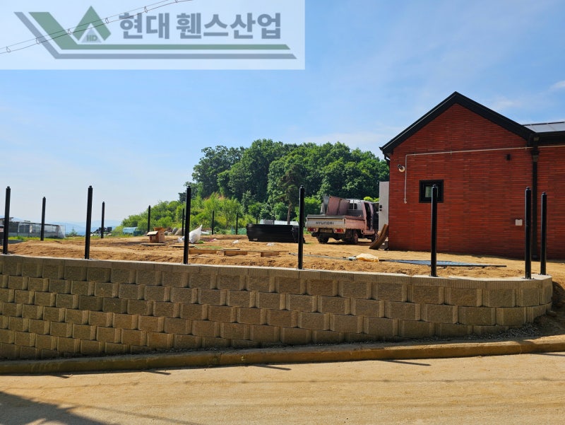 춘천휀스 펜스 울타리 - 춘천시 신북읍에 위치한 전원주택에 가성비 좋은 베이직휀스를 설치한 현장을 소개합니다.