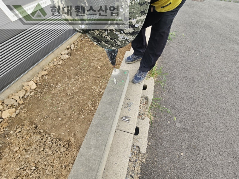 천안휀스 펜스 울타리 - 천안시 서북구에 위치한 신축 카페 건물 경계에 베이직휀스를 시공한 현장을 소개합니다. 천안휀스 펜스 울타리 - 천안시 서북구에 위치한 신축 카페 건물 경계에 베이직휀스를 시공한 현장을 소개합니다.