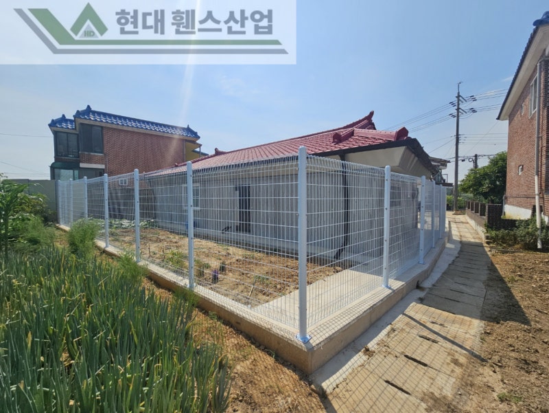 천안휀스 펜스 울타리 - 천안시 성환읍에 위치한 시골 마을 주택에 경계용 메쉬휀스를 설치한 현장을 소개합니다. 천안휀스 펜스 울타리 - 천안시 성환읍에 위치한 시골 마을 주택에 경계용 메쉬휀스를 설치한 현장을 소개합니다.