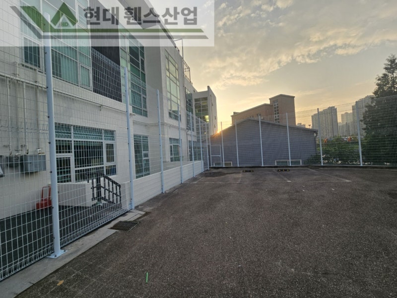 성남휀스 펜스 울타리 - 성남시 수정구에 위치한 영어 유치원에 메쉬휀스 4.0m(2.0+2.0)*2단 휀스를 시공한 현장을 소개합니다.