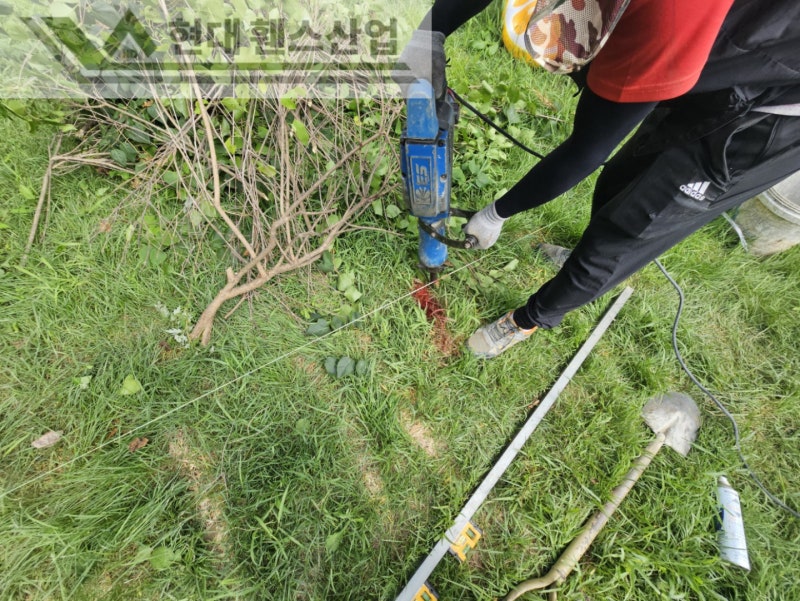 진천휀스 펜스 울타리 - 진천군 문백면에 위치한 전원주택 마당에 반려견의 공간을 위한 메쉬휀스를 시공한 현장을 소개합니다. 진천휀스 펜스 울타리 - 진천군 문백면에 위치한 전원주택 마당에 반려견의 공간을 위한 메쉬휀스를 시공한 현장을 소개합니다.