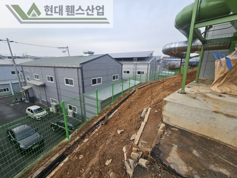 당진휀스 펜스 울타리 - 당진시 원당동에 위치한 공장 경계에 설치된 오래된 울타리를 철거하고 새롭게 시공해드린 현장을 소개합니다.