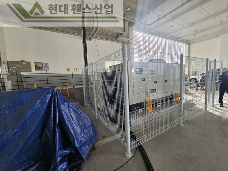 아산휀스 펜스 울타리 - 아산시 배방읍에 위치한 물류창고 내에 전자기 배전함 패드에 메쉬휀스를 설치한 현장을 소개합니다.