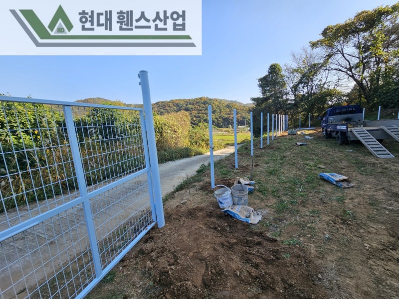 안성휀스 펜스 울타리 - 안성시 아양동에 위치한 나대지에 경계용 메쉬휀스를 시공한 현장을 소개합니다. 안성휀스 펜스 울타리 - 안성시 아양동에 위치한 나대지에 경계용 메쉬휀스를 시공한 현장을 소개합니다.