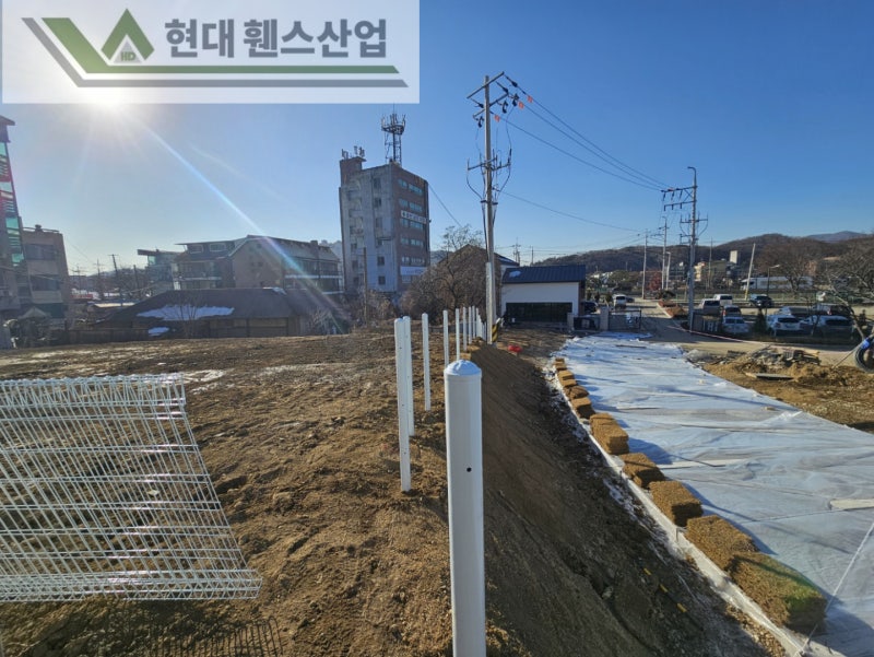 오산휀스 펜스 울타리 - 오산시 지곶동에 위치한 신축 건물에 경계용 메쉬휀스를 시공한 현장을 소개합니다.