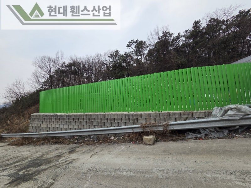 아산휀스 펜스 울타리 - 아산시 용화동에 위치한 재활용 공장 경계에 차폐휀스를 시공한 현장을 소개합니다. 아산휀스 펜스 울타리 - 아산시 용화동에 위치한 재활용 공장 경계에 차폐휀스를 시공한 현장을 소개합니다.