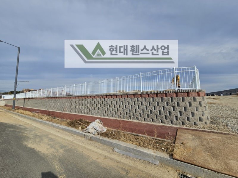 평택휀스 펜스 울타리 - 평택시 칠괴동에 위치한 신축산업단지 부지 경계에 경계용 베이직 B형휀스를 시공한 현장을 소개합니다.