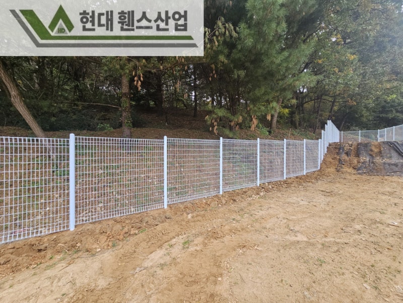 안성휀스 펜스 울타리 - 안성시 아양동에 위치한 나대지에 경계용 메쉬휀스를 시공한 현장을 소개합니다. 안성휀스 펜스 울타리 - 안성시 아양동에 위치한 나대지에 경계용 메쉬휀스를 시공한 현장을 소개합니다.