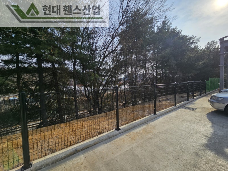 가평휀스 펜스 울타리 - 가평군 가평읍에 위치한 신축 사무실부지 경계에 메쉬휀스를 시공한 현장을 소개합니다. 가평휀스 펜스 울타리 - 가평군 가평읍에 위치한 신축 사무실부지 경계에 메쉬휀스를 시공한 현장을 소개합니다.