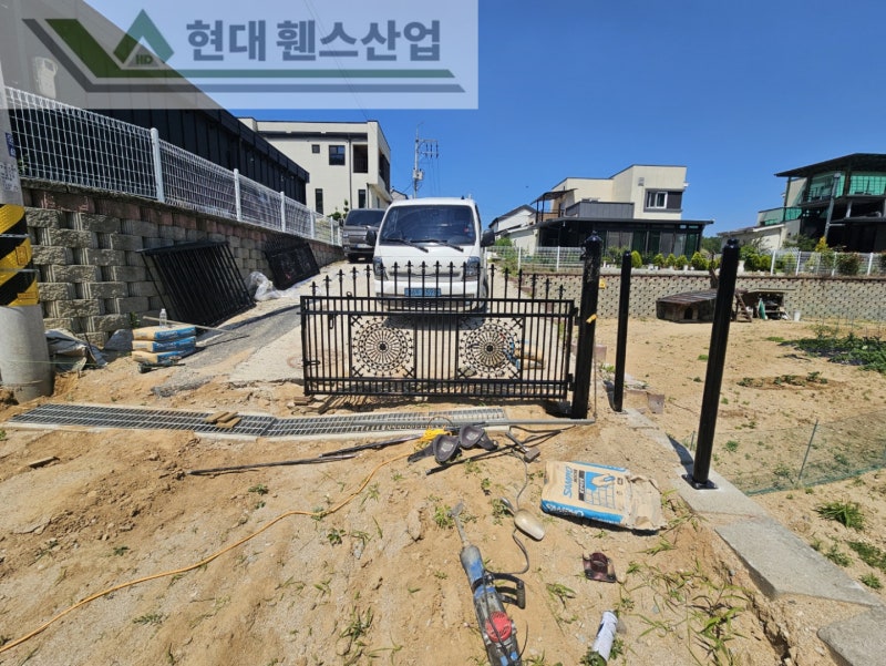 예산휀스 펜스 울타리 - 예산군 덕산면에 위치한 전원주택에 가성비 좋고 아름다운 베이직 휀스를 설치한 현장을 소개합니다.