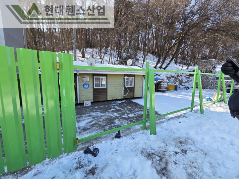 아산휀스 펜스 울타리 - 아산시 용화동에 위치한 재활용 공장 경계에 차폐휀스를 시공한 현장을 소개합니다. 아산휀스 펜스 울타리 - 아산시 용화동에 위치한 재활용 공장 경계에 차폐휀스를 시공한 현장을 소개합니다.