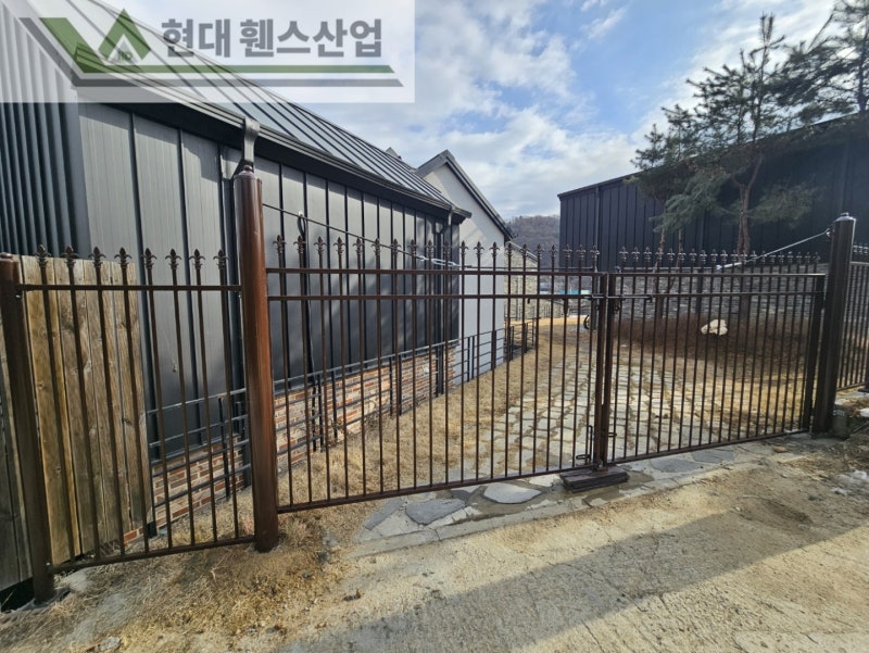 천안휀스 펜스 울타리 - 천안시 동남구에 위치한 전원주택에 디자인창살형 휀스를 시공한 현장을 소개합니다. 천안휀스 펜스 울타리 - 천안시 동남구에 위치한 전원주택에 디자인창살형 휀스를 시공한 현장을 소개합니다.