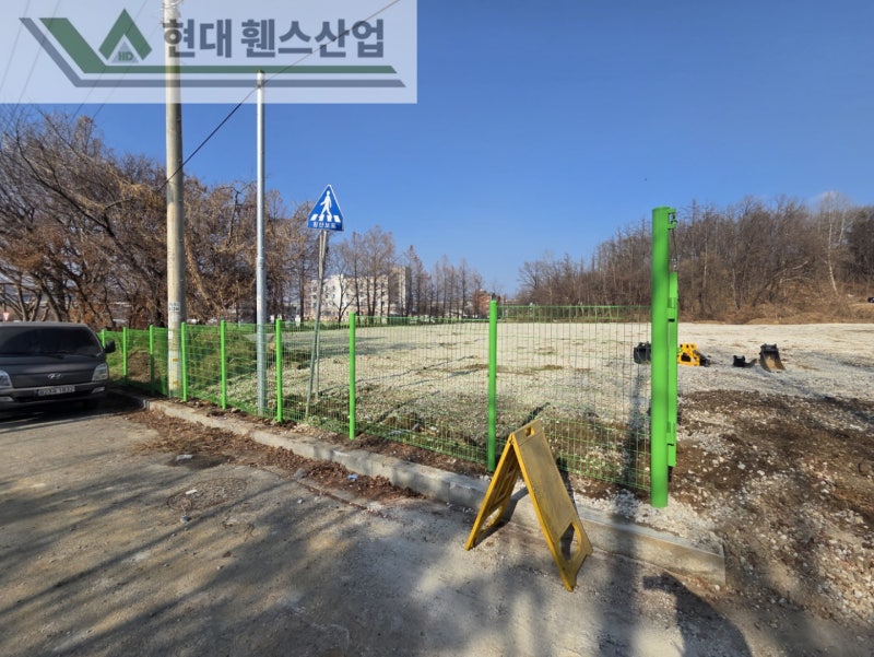 평택휀스 펜스 울타리 - 저번주에 이어 평택 렌터카 회사 부지 경계에 추가로 메쉬휀스를 시공한 현장을 소개합니다. 평택휀스 펜스 울타리 - 저번주에 이어 평택 렌터카 회사 부지 경계에 추가로 메쉬휀스를 시공한 현장을 소개합니다.