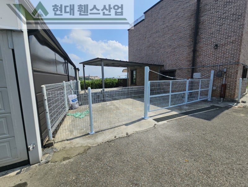 평택휀스 펜스 울타리 - 평택시 팽성읍에 위치한 미군부대 부근 타운 하우스 단지에 메쉬대문과 메쉬휀스를 설치한 현장을 소개합니다. 평택휀스 펜스 울타리 - 평택시 팽성읍에 위치한 미군부대 부근 타운 하우스 단지에 메쉬대문과 메쉬휀스를 설치한 현장을 소개합니다.