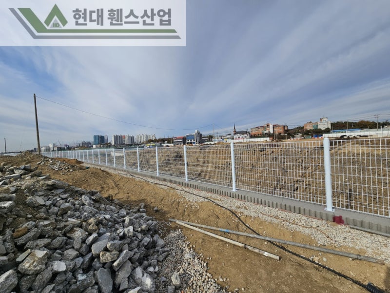 평택휀스 펜스 울타리 - 평택시 칠괴동에 위치한 신축산업단지 부지 경계에 경계용 베이직 B형휀스를 시공한 현장을 소개합니다.